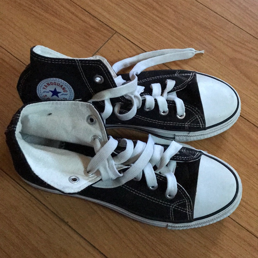 (*☻-☻*)Black and white sneakers